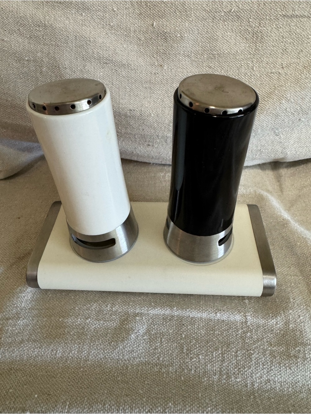 Kitchen Gizmo Magnetic Salt and Pepper Shaker Set White Black Automatic Seal - Picture 3 of 6